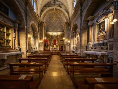 Non ci resta ora che entrare, scoprendo un interno ad aula unica che trasuda di religiosit� e mistero. Le pareti laterali custodiscono quattro altari sei e settecenteschi in marmo policromo...